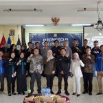 Foto : Ayni Zuroh Ketua DPRD Kabupaten Mojokerto (tengah berbaju coklat), Ahmad Luthfi Ketua STIE Al-Anwar Mojokerto (kiri-berkacamata berbaju batik) dan Ambang Muhammad Irawan Koordinator Aliansi BEM Mojokerto Raya (kanan).