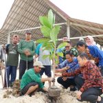 Foto : Bupati Lamongan Tanam Pohon Perdamaian