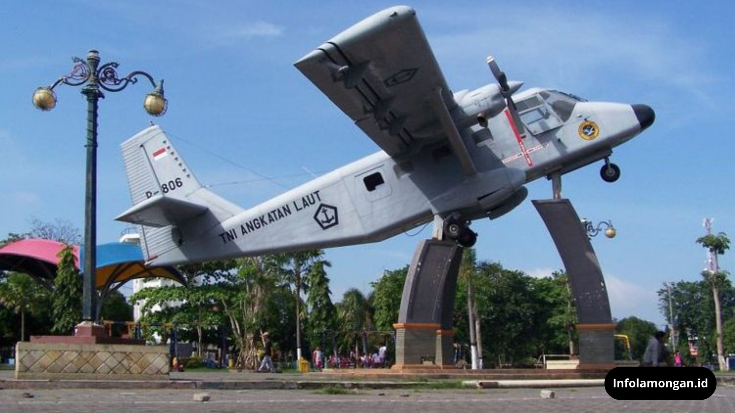 Monumen pesawat TNI AU yang terletak di Alun-Alun Lamongan