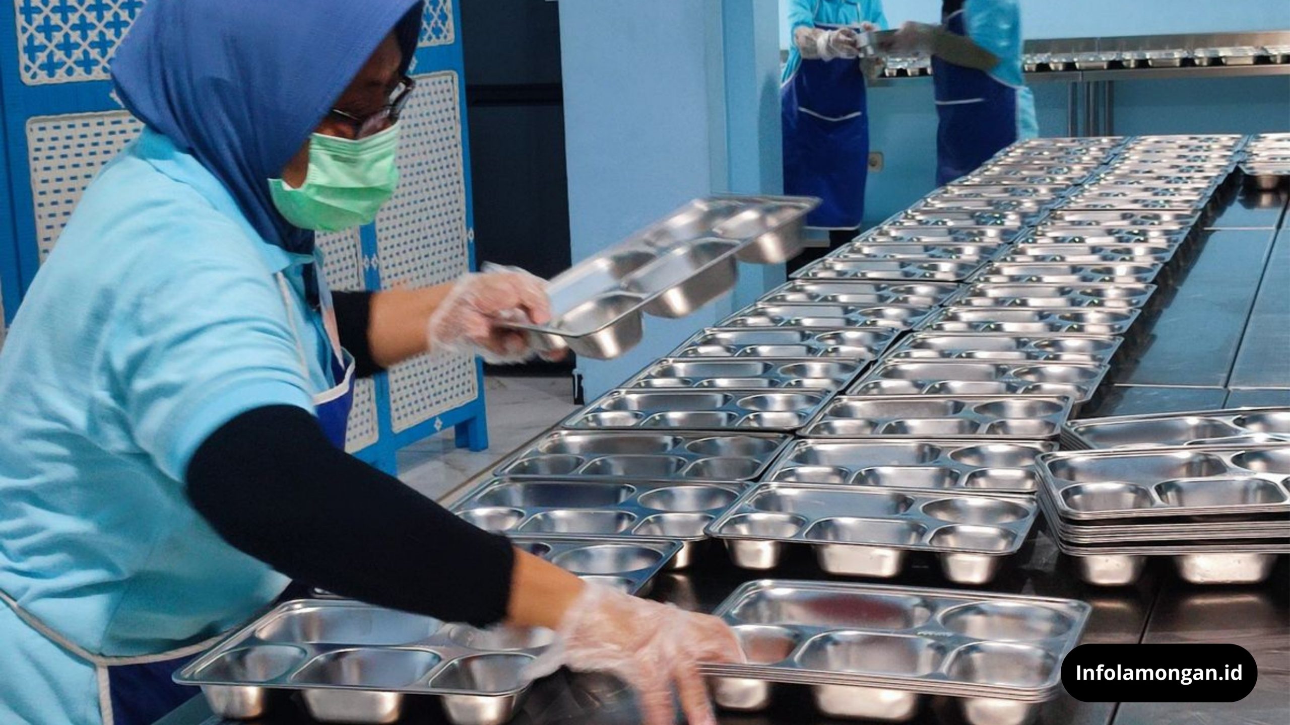 Petugas tengah mempersiapkan lokasi makan yang akan digunakan dalam pelaksanaan program makan bergizi gratis.