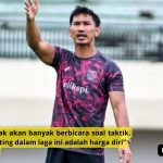 pelatih Persela Zulkifli Syukur sedang memberikan arahan pada sesi latihan