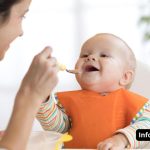 Foto : anak sedang belajar makan