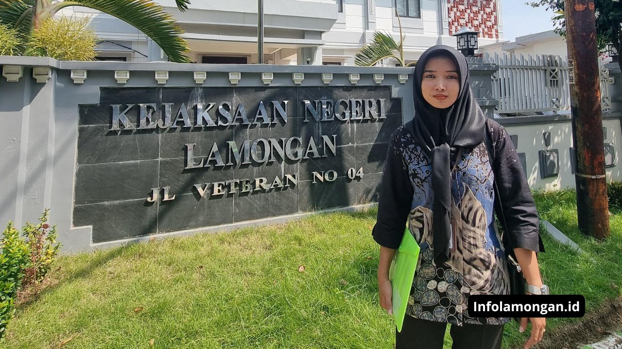 Foto : Dyah Surya Dewi, S.E., warga Gresik yang menggugat dua rekannya atas dugaan wanprestasi proyek investasi senilai ratusan juta rupiah, saat hadir di Pengadilan Negeri Lamongan, Rabu (28/05/2025).