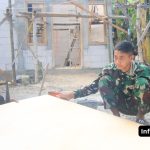 Foto : Anggota TMMD ke-124 Kodim 0812 Lamongan bersama warga membangun rumah layak huni di Desa Kebalankulon