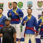 Briptu Rizqy Dwiputra saat menerima medali Juara 3 Kejurnas Kurash 2025 di Samarinda.