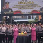 Foto : Jajaran anggota Polres Lamongan yang naik pangkat mengikuti prosesi resmi di bawah sorotan semangat Bhayangkara, Selasa pagi (1/07/2025).