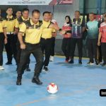 Kapolres Lamongan AKBP Agus Dwi Suryanto menendang bola sebagai simbol dimulainya turnamen futsal Kapolres Lamongan Cup 2025 di Lapangan Futsal LSC, Selasa (24_06_2025) Kapolres Lamongan AKBP Agus Dwi Suryanto menendang bola sebagai simbol dimulainya turnamen futsal Kapolres Lamongan Cup 2025 di Lapangan Futsal LSC, Selasa (24_06_2025)