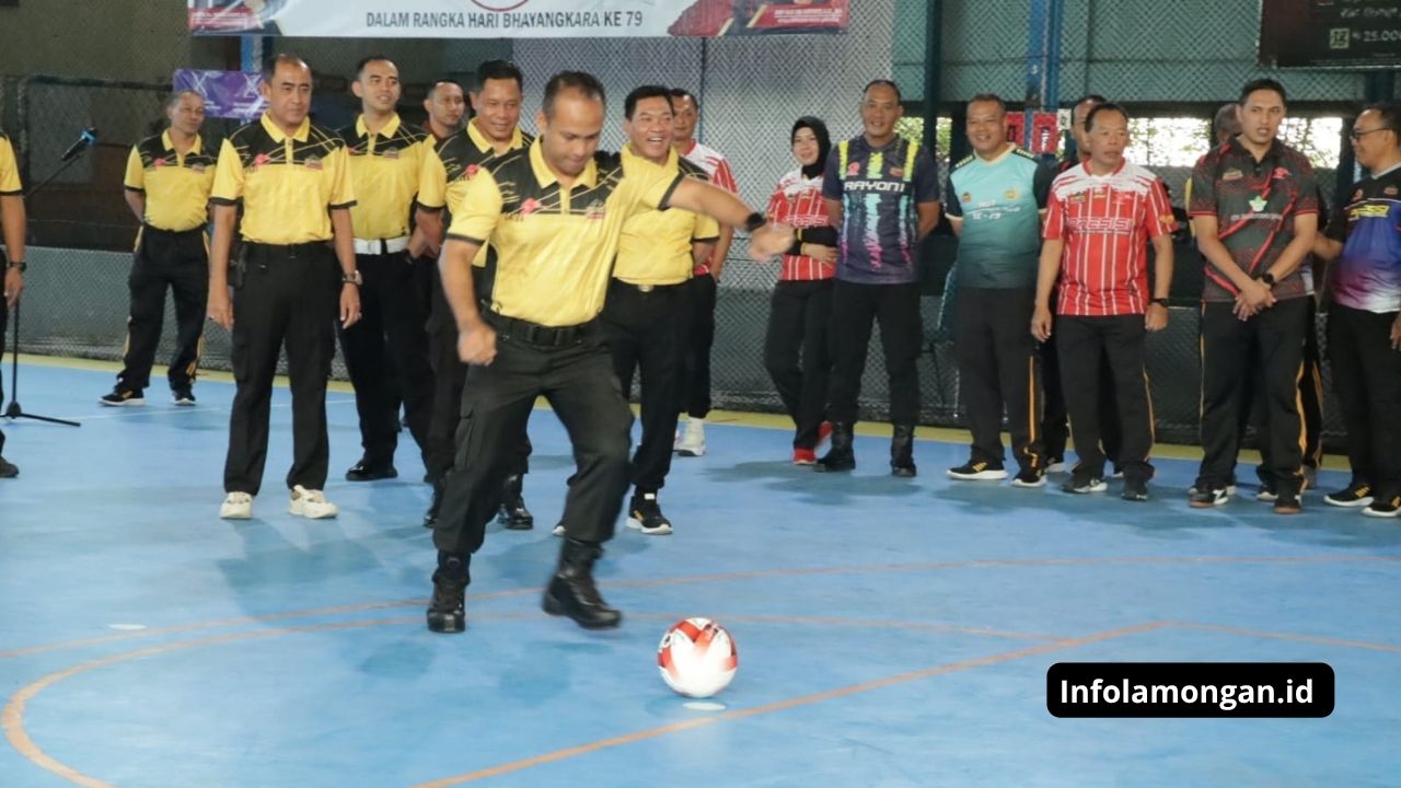 Kapolres Lamongan AKBP Agus Dwi Suryanto menendang bola sebagai simbol dimulainya turnamen futsal Kapolres Lamongan Cup 2025 di Lapangan Futsal LSC, Selasa (24_06_2025)