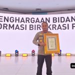 Kapolres Lamongan AKBP Agus Dwi Suryanto saat menerima penghargaan dalam Musrenbang Polri 2025 di Jakarta.