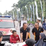 Foto : Petugas Polres Lamongan memberikan layanan perpanjangan SIM kepada warga saat CFD dalam rangka Hari Bhayangkara ke-79.