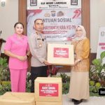 Wakapolres Lamongan Kompol I Made Prawira Wibawa saat menyerahkan bantuan secara simbolis kepada siswa SLB Negeri Lamongan dalam rangka Hari Bhayangkara ke-79. Kegiatan ini juga dirangkai dengan pemeriksaan kesehatan dan gigi bagi siswa serta guru.