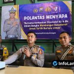 Foto : Anggota Satlantas Polres Lamongan berdialog santai dengan komunitas roda dua dan roda empat dalam acara “Ngopi Bareng Polantas” di Aconk Cafe