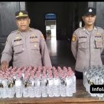 Foto : Petugas Polsek Babat mengamankan ratusan botol Arak Bali dari rumah warga Desa Moropelang dalam Operasi Cipta Kondisi Aman Suro.