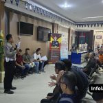Foto : Petugas Satlantas Polres Lamongan memberikan sosialisasi langsung kepada pemohon SIM di Satpas