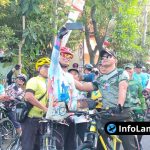 Foto : Dandim 0812 Lamongan (berkaos merah) memimpin peloton sepeda bersama komunitas gowes