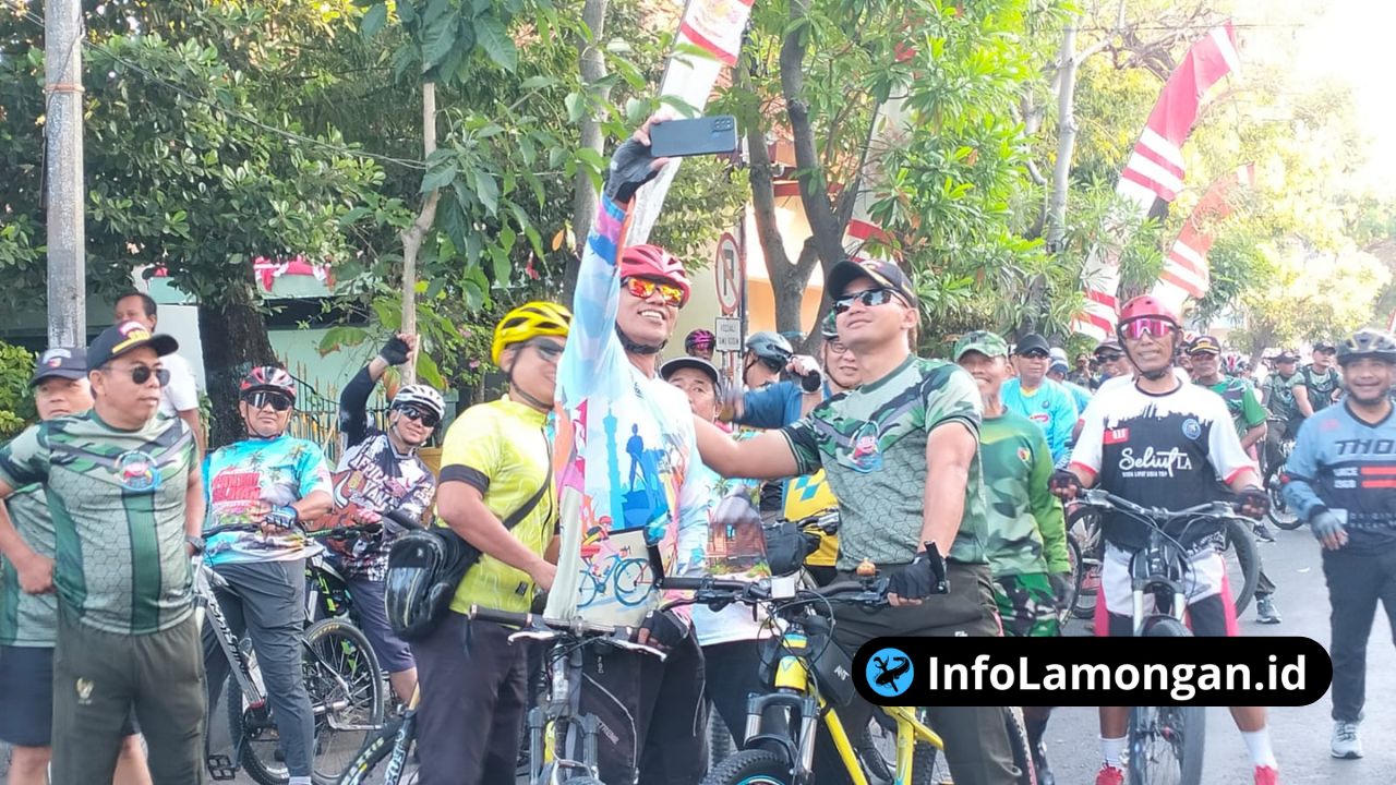 Foto : Dandim 0812 Lamongan (berkaos merah) memimpin peloton sepeda bersama komunitas gowes