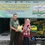 Foto : Penyerahan beras kepada warga