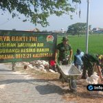 Foto : Personel Koramil dan warga perbaiki saluran air