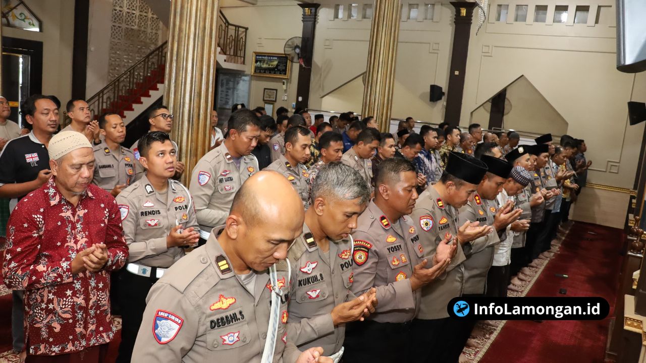 Foto : Polres Lamongan Gelar Sholat Ghaib di Masjid Al Busrah Polres Lamongan, Jumat (29/08/2025)