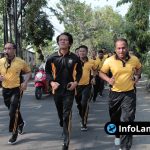 Foto : Suasana kekompakan saat jalan sehat berlangsung. Kapolres berjalan sambil bercengkerama dengan Wakapolres , diikuti barisan personel