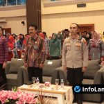 Foto : Wakapolres terlihat berdiri di barisan depan bersama Bupati dan perwakilan BKKBN