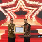 Foto : Bupati Lamongan Yuhronur Efendi menerima piagam penghargaan dari Kepala ANRI Mego Pinandito di Jakarta