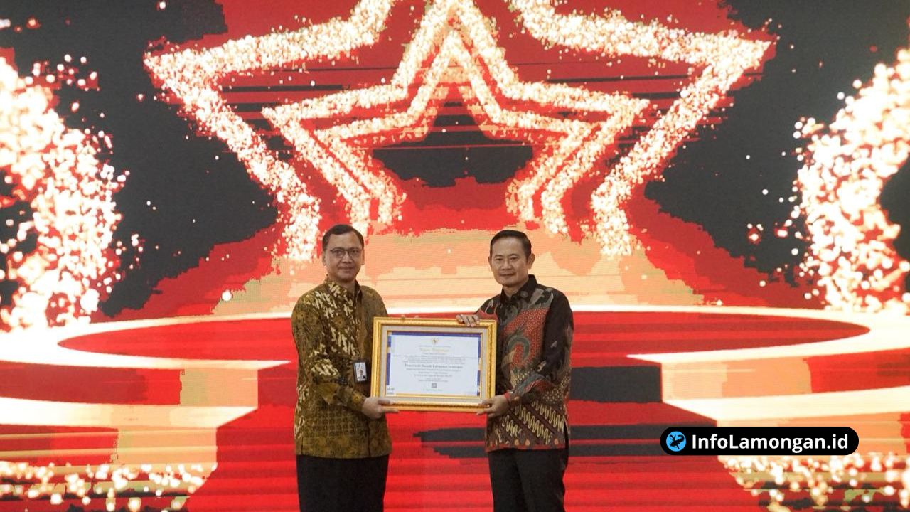 Foto : Bupati Lamongan Yuhronur Efendi menerima piagam penghargaan dari Kepala ANRI Mego Pinandito di Jakarta
