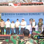Foto : Dandim 0812 Lamongan Pimpin Aksi Jumat Bersih Sampah di Bengawan Jero Deket