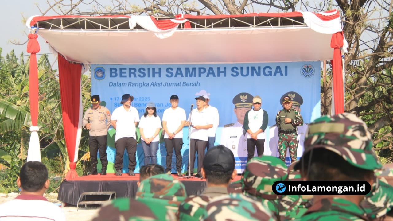 Foto : Dandim 0812 Lamongan Pimpin Aksi Jumat Bersih Sampah di Bengawan Jero Deket