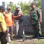 Foto : Dokumentasi Babinsa Koramil Sarirejo dampingi tim TNI Manunggal Air survei sumber air di Desa Kedungkumpul Lamongan