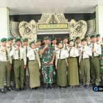 Foto : bersama Kasdim Mayor Arh Moh. Ngateno dengan 15 Taruna-Taruni SMAN 5 Taruna Brawijaya di halaman Makodim 0812Lamongan