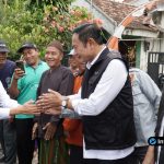 Foto : Gubernur Jatim Khofifah Indar Parawansa dan Bupati Lamongan Yuhronur Efendi meresmikan jalan hasil rehabilitasi ruas Miru-Jugo sepanjang 3,235 km di Desa Miru, Kecamatan Sekaran.