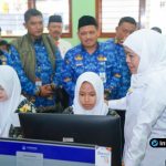 Foto : Gubernur Jatim Khofifah Indar Parawansa meninjau langsung pelaksanaan gladi bersih TKA di ruang laboratorium komputer SMAN 1 Pandaan.