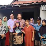 Foto : Ipda Purnomo menyerahkan secara simbolis bantuan modal usaha kepada Ibu Marfuah di kediamannya