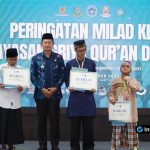 Foto : Penyerahan Hadia Juara lomba dan santunan bantuan simbolis dari Bupati Lamongan kepada perwakilan penyandang disabilitas.