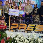 Foto : Penyerahan penghargaan Duta Lalu Lintas Terbaik Kategori Intelegensi kepada perwakilan Satlantas Polres Lamongan