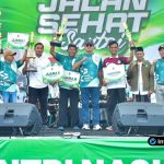 Foto : Penyerahan piala dan hadiah kepada juara turnamen sepak bola antar MI se-Kecamatan Sambeng