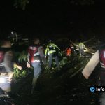 Foto : Personel Sat Samapta Polres Lamongan memotong pohon tumbang di jalan raya Sukodadi