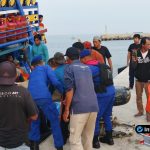 Foto : Personel Satpolairud Polres Lamongan melakukan evakuasi jenazah ABK dari Kapal KMN NA di Pelabuhan ASDP Paciran