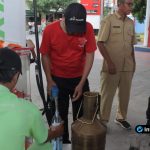 Foto : Personel Satreskrim Polres Lamongan dan petugas Disperindag melakukan pemeriksaan tangki BBM Pertalite di sebuah SPBU di Lamongan.