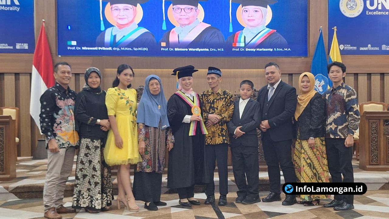 Foto : Prof. Dessy Hari Santy mengenakan toga guru besar lengkap dengan atribut akademik Universitas Airlangga.