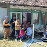 Foto : Proses pembongkaran atap lama rumah Pak Toto sebagai tahap awal renovasi