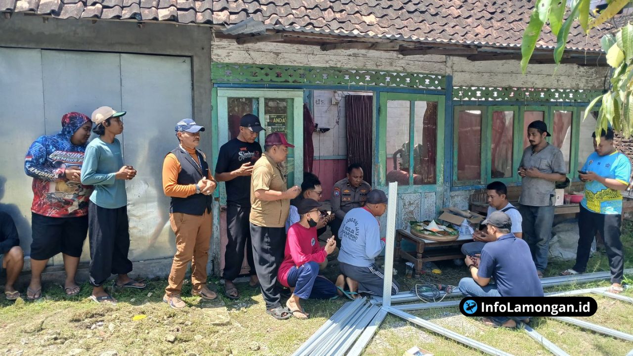 Foto : Proses pembongkaran atap lama rumah Pak Toto sebagai tahap awal renovasi