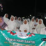 Foto : Suasana semarak Kirab Santri di jalanan Dusun Dermo yang diterangi lampu malam hari