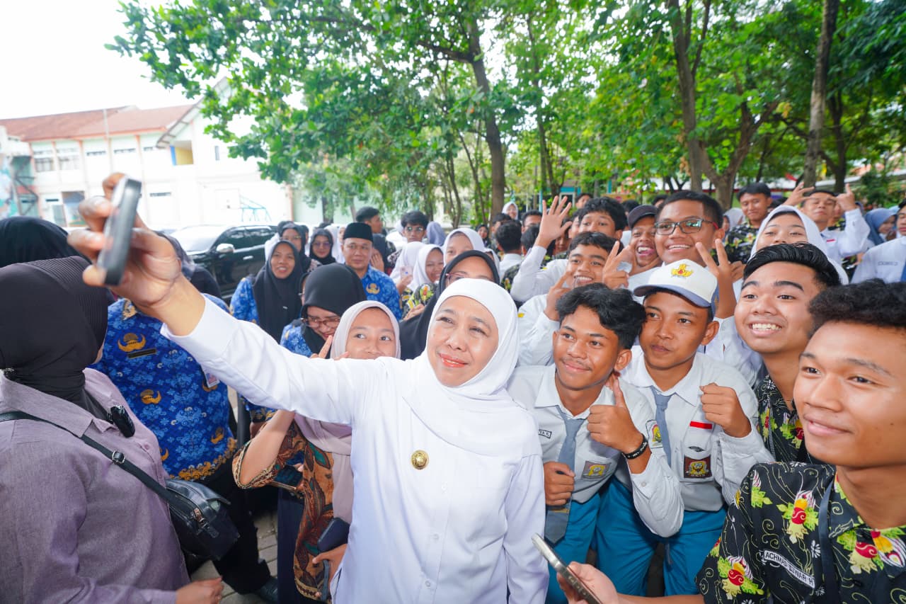 Foto : Gubernur Khofifah dan puluhan siswa kelas XII SMAN 1 Pandaan yang akan mengikuti TKA