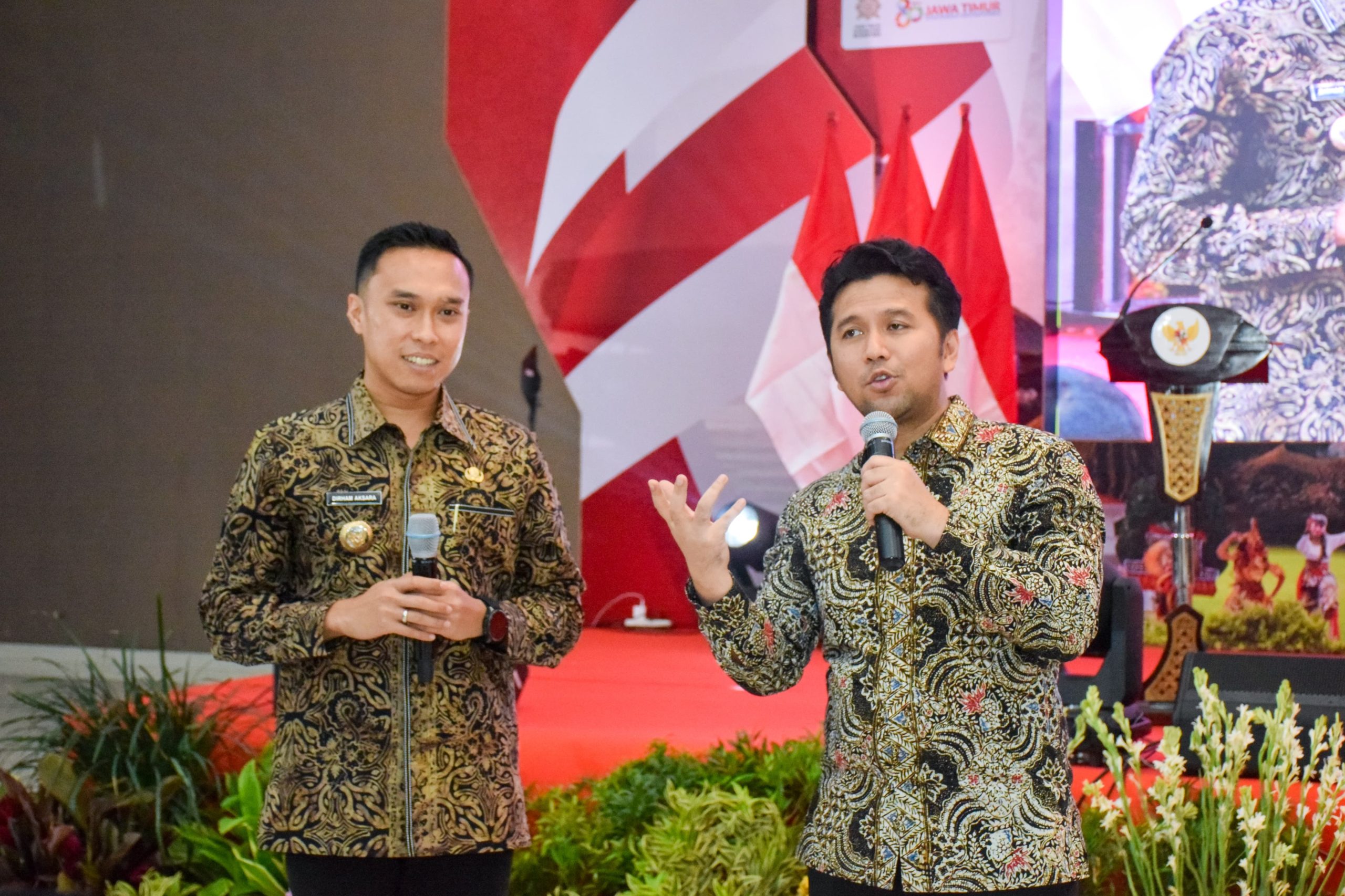 Foto : Wakil Bupati Lamongan Dirham Akbar Aksara menerima apresiasi dari Wagub Jatim Emil Dardak untuk progres KDMP