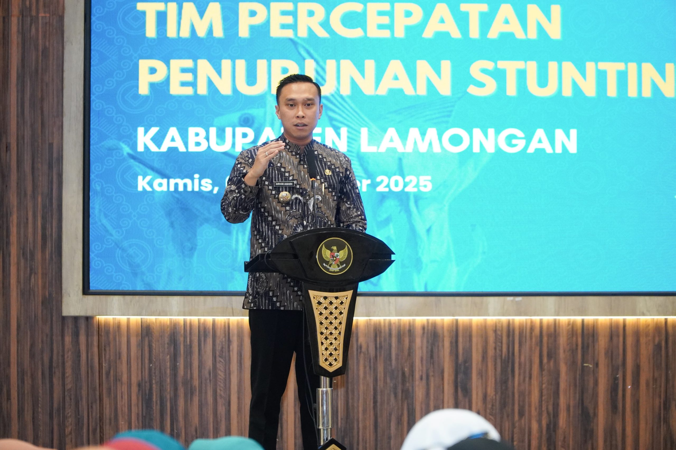 Foto : Ketua TPPS Lamongan Dirham Akbar Aksara memimpin rapat evaluasi penurunan stunting di Aula Gadjah Mada