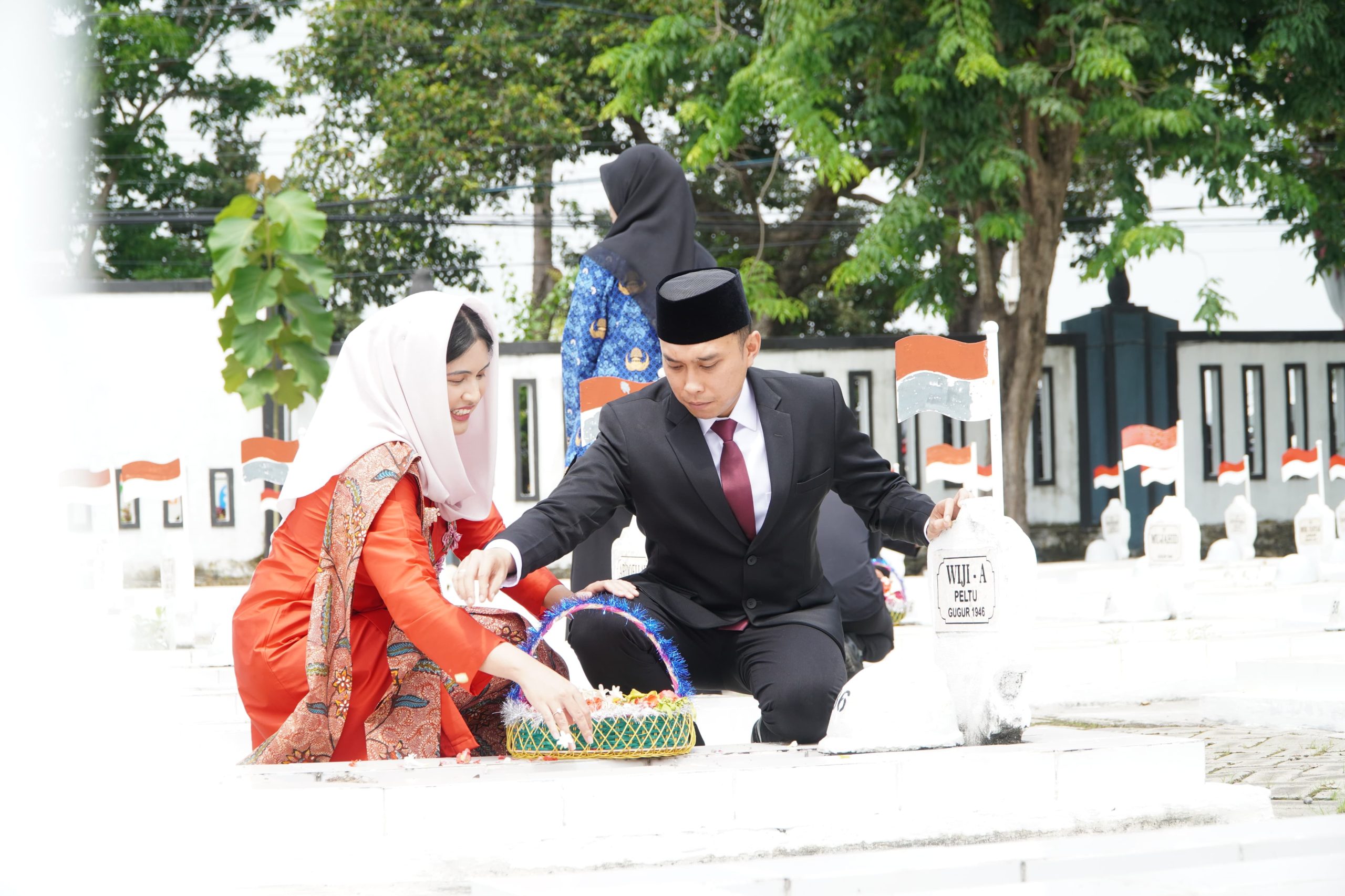 Foto : Kegiatan ziarah dan penghormatan di Taman Makam Pahlawan Kusuma Negara Lamongan usai upacara