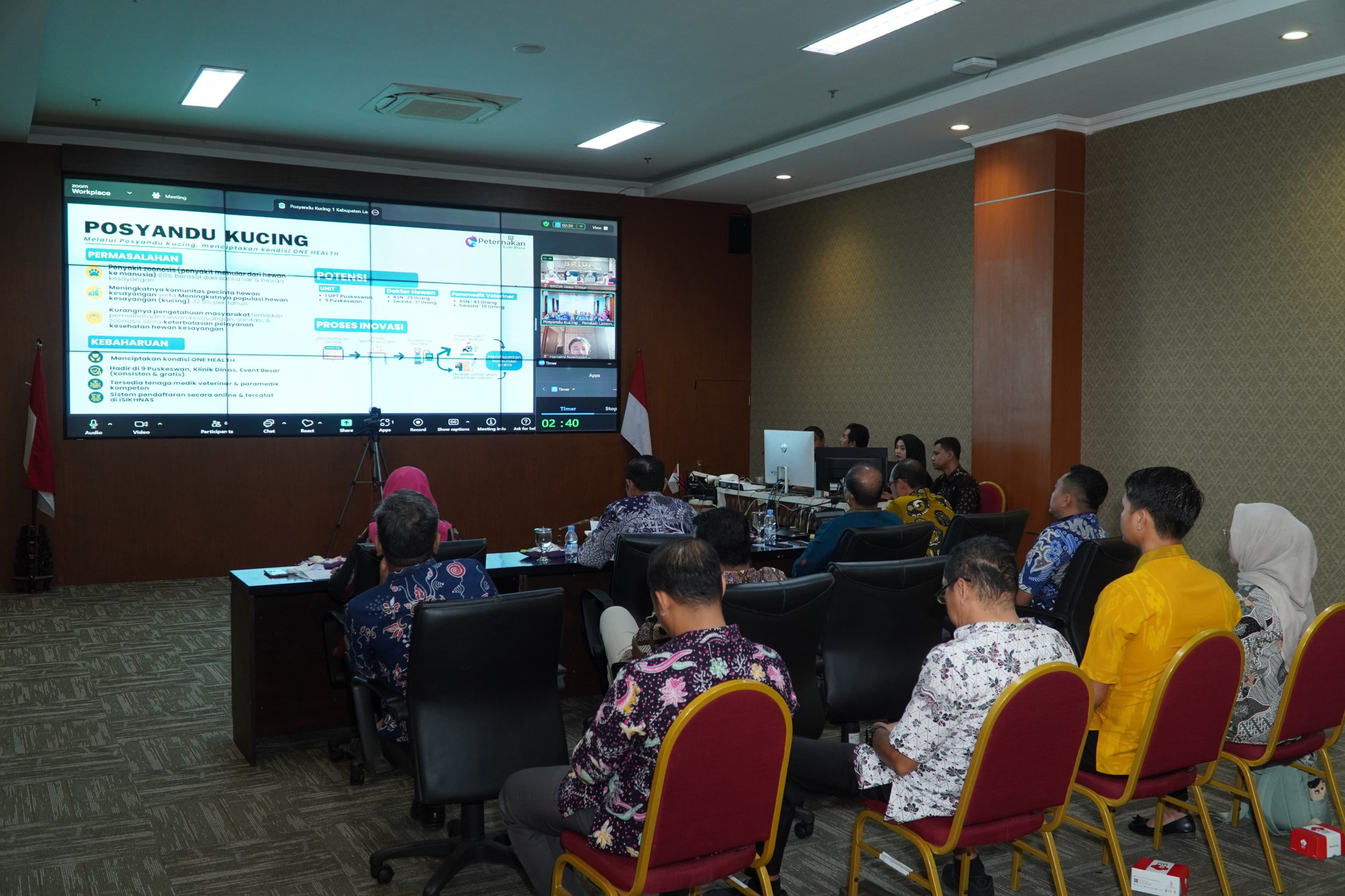 Foto : Bupati Lamongan Yuhronur Efendi (Pak Yes) mempresentasikan inovasi Posyandu Kucing di layar daring dari Command Center Pemkab Lamongan.