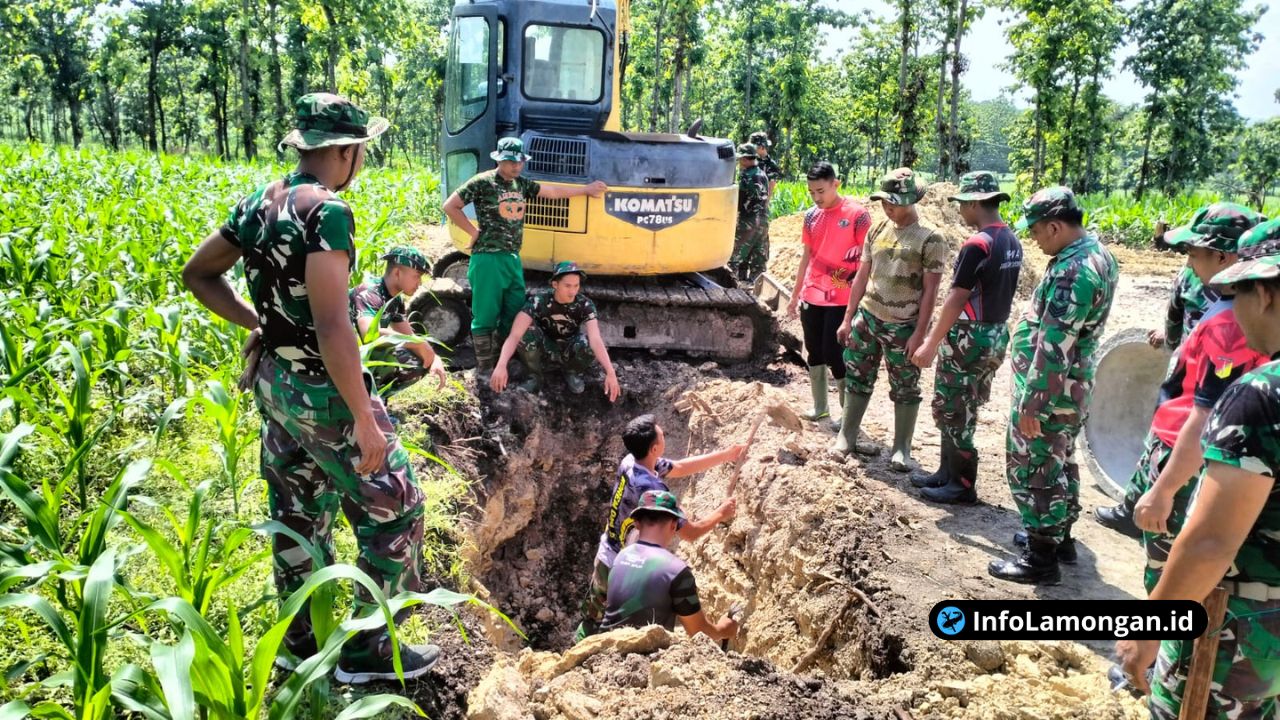 Foto : Babinsa Kodim 0812Lamongan dan prajurit Yonif 887KJM bekerja sama membangun fasilitas MCK